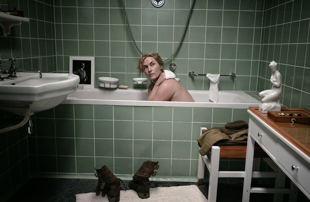 ヒトラーのアパートの浴室に足を踏み入れる(『リー・ミラー 彼女の瞳が映す世界』)