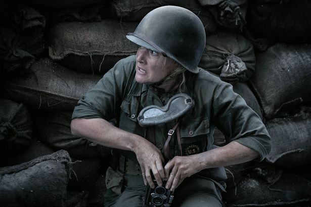 強い使命感を胸に戦場に飛び込むミラー(『リー・ミラー 彼女の瞳が映す世界』)