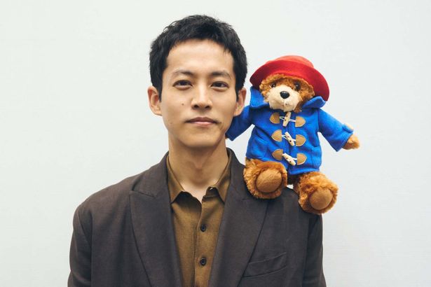  【写真を見る】さすがのコンビネーション！松坂桃李の肩乗せパディントンがキュートすぎ…