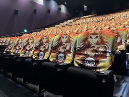 不敵な笑みを浮かべる煉獄杏寿郎！「鬼滅の刃」シアターシートジャック