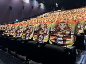 不敵な笑みを浮かべる煉獄杏寿郎！「鬼滅の刃」シアターシートジャック