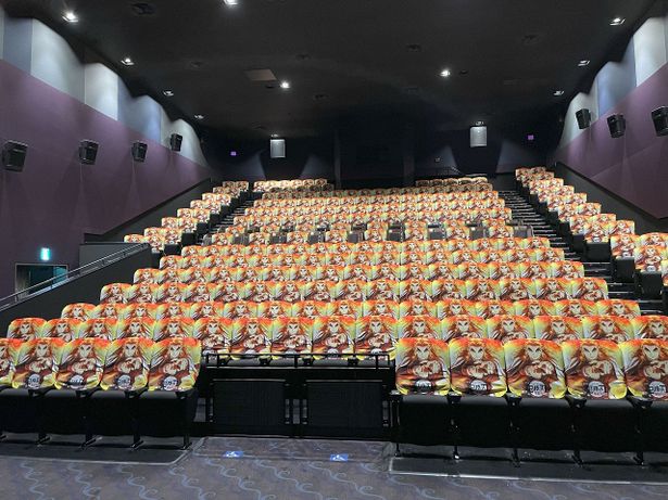 【写真を見る】テンションMAX！映画館のすべてのシートに煉獄さんがずらり