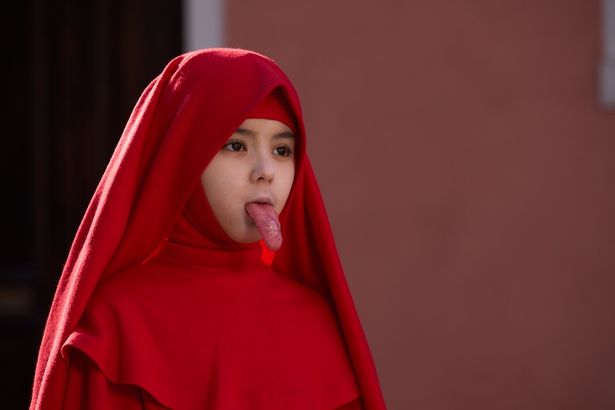 真っ赤な修道女のような服に身を包んだ“憑依少女”。その舌には不穏な影が…