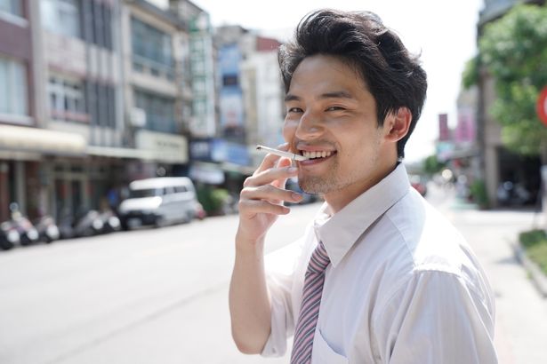 無邪気な笑顔と口ヒゲのギャップが魅力的なオフショット