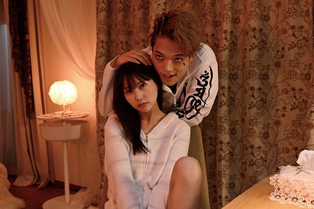 タトゥーの男役原嘉孝と女子大生役の福本莉子。各パートに強烈メンバーが登場