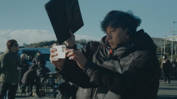 iPhone 16 Proを操るのは瀧本幹也。近作の「阿修羅のごとく」でもタッグを組んだ