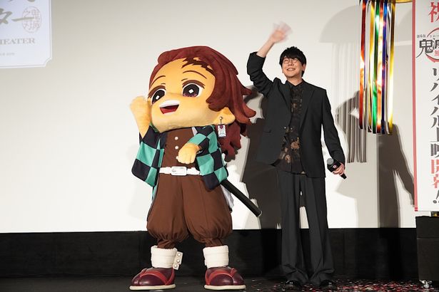 みに隊士の炭治郎と笑顔で手を振った