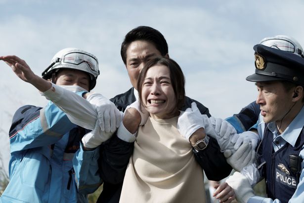 村川絵梨が演じる小島に殺害された少女、花梨の母、徳山詩織