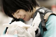 真木よう子演じる差入屋を営む金子の妻、美和子