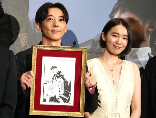 イラストを手に写真撮影
