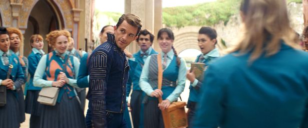 王子フィエロを演じるジョナサン・ベイリー