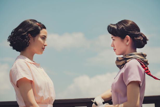 対峙する悦子(広瀬すず)と佐知子(二階堂ふみ)