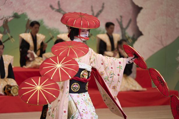 【写真を見る】豪華絢爛な舞踊シーンも一挙公開
