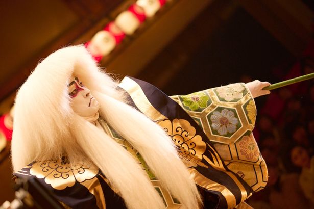 劇中の「連獅子」より迫力ある親獅子の精を演じる半二郎(渡辺謙)