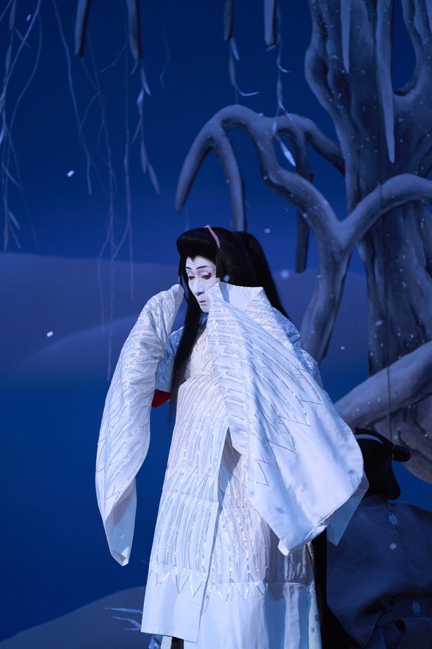 「鷺娘」より、ふりしきる雪の中で、恋の悲しみにもがく鷺の精を演じた万菊(田中泯)の姿