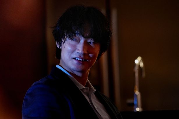 【写真を見る】綾野剛演じる「史上最悪の殺人教師」のレッテルを張られた小学校教諭の薮下誠一