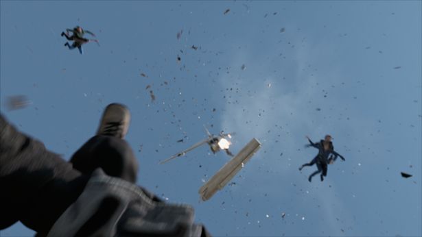 爆散する飛行機と空中に放り出される人々