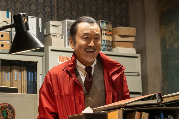 ホラー映画には似つかわしくない満面の笑みをみせる芸能事務所社長の藤吉