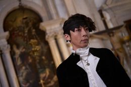 実写版では、奇抜さも残しつつモノトーンでまとめたルックが定番の露伴