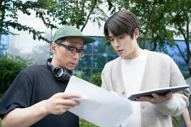 【写真を見る】『6時間後に君は死ぬ』撮影中、ジェヒョンにディレクションするイ・ユンソク監督