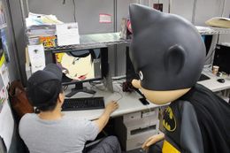 GONZOスタッフからワンダーウーマンの作画について直々に説明を受けるバト田くん