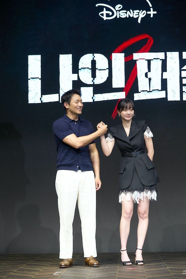 【写真を見る】グッと手を取り合い、笑顔！最強のタッグを感じさせるキム・ダミとソン・ソックのツーショット