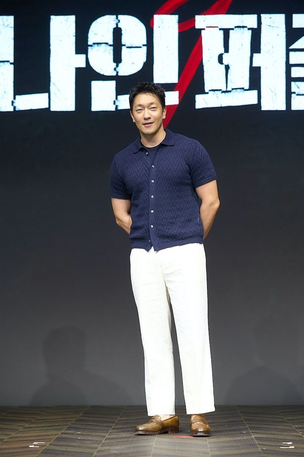 タフな佇まいが「いままさに犯人を捕まえてきたみたい」と賞賛されたソン・ソック