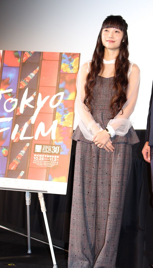 【写真を見る】宮崎あおい、シースルー＆ペブラムのセットアップがキュート！
