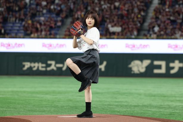 【写真を見る】キュートなスカート姿のなえなのが、美しいフォームで豪快投球！