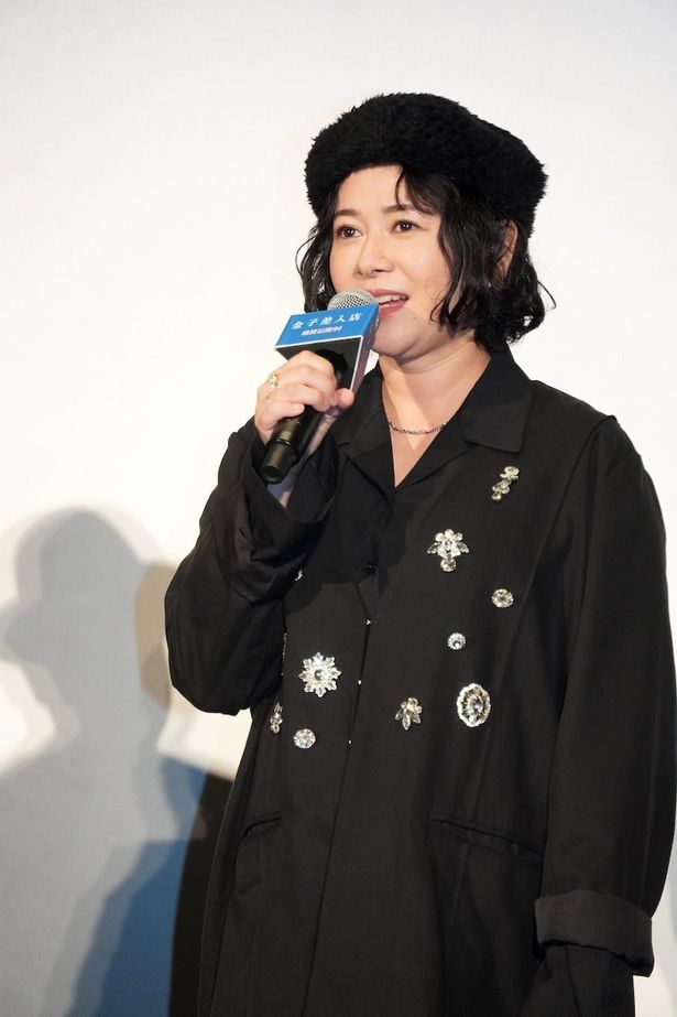 金子の妻、美和子を演じた真木よう子