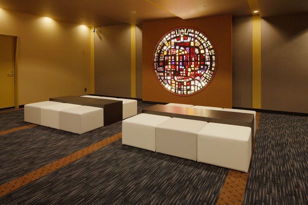 【写真を見る】映画ファンが胸熱くなるフォトスポット！老舗映画館「長崎ステラ座」から譲り受けた美しいステンドグラス