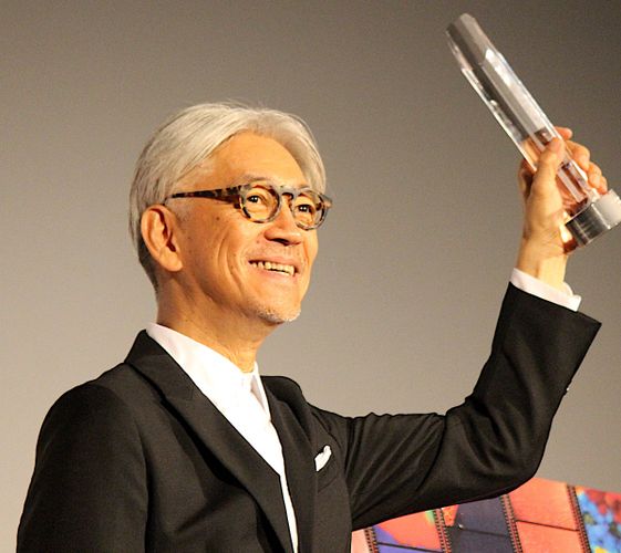 坂本龍一、刀型トロフィーを振り回す！「『戦場のメリークリスマス』思い出した」