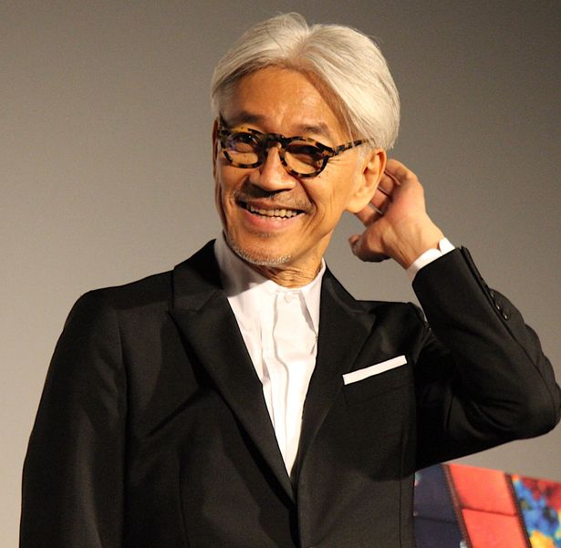 【写真を見る】坂本龍一「侍という名にふさわしいのか」と照れまくり！