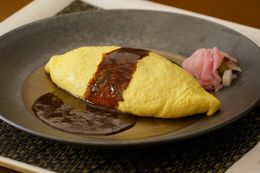 1・ワフワの卵、トロリとしたソースが特徴的な「オムライス」