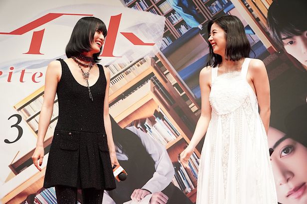 【写真を見る】対象的なカラードレスで美の競演！池田エライザは白、橋本愛は黒のドレス姿で登場