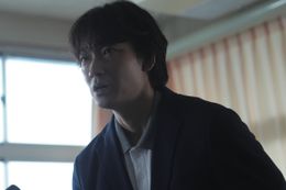 必死になにかを訴えかける薮下の鬼気迫る表情をとらえた場面写真