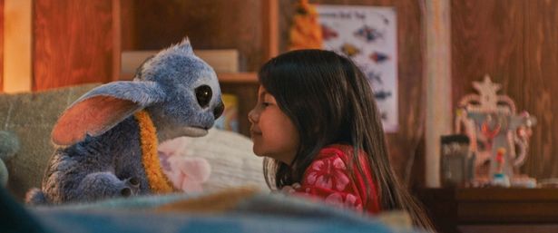 「犬はしゃべらないよ」ディズニー最新作『リロ＆スティッチ』運命の出会いを描いた本編シーン