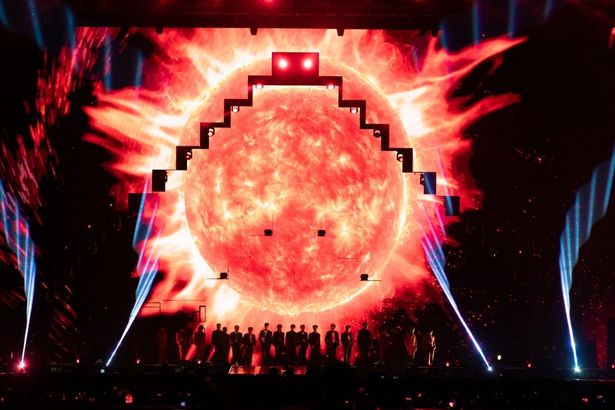 【写真を見る】圧巻の世界観を作り上げるSEVENTEENのライブから人気曲をピックアップ！