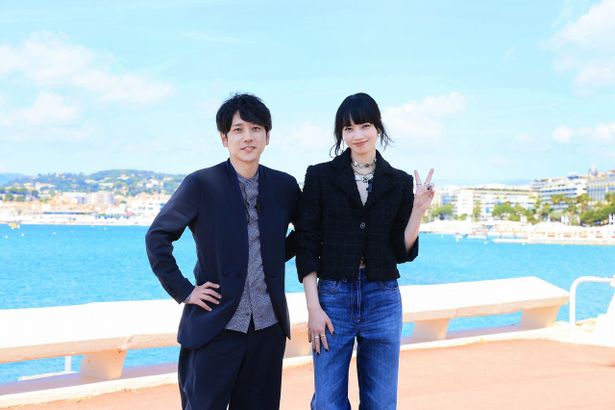 クロワゼット通りから美しい湾を見渡す二宮和也と小松菜奈