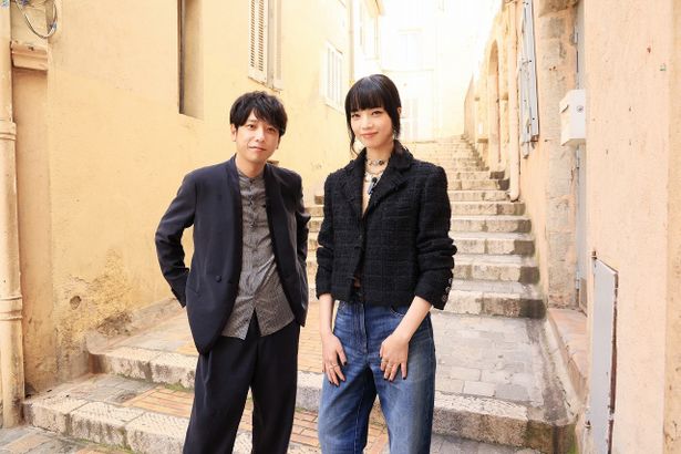 【写真を見る】二宮和也と小松菜奈、旧市街ル・シュケで笑顔の2ショット！
