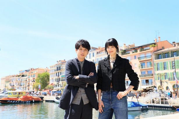 映画祭会場近辺を訪れた二宮和也と小松菜奈