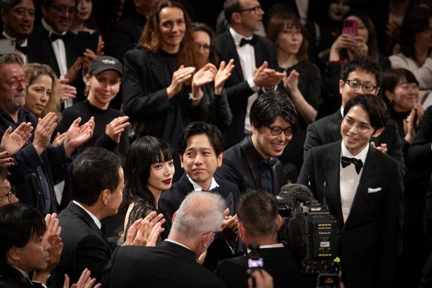 拍手喝采で喜びをかみしめる二宮和也たち