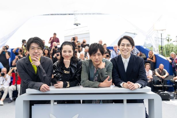 リラックスした表情でフォトコールの会場に登場した二宮和也たち