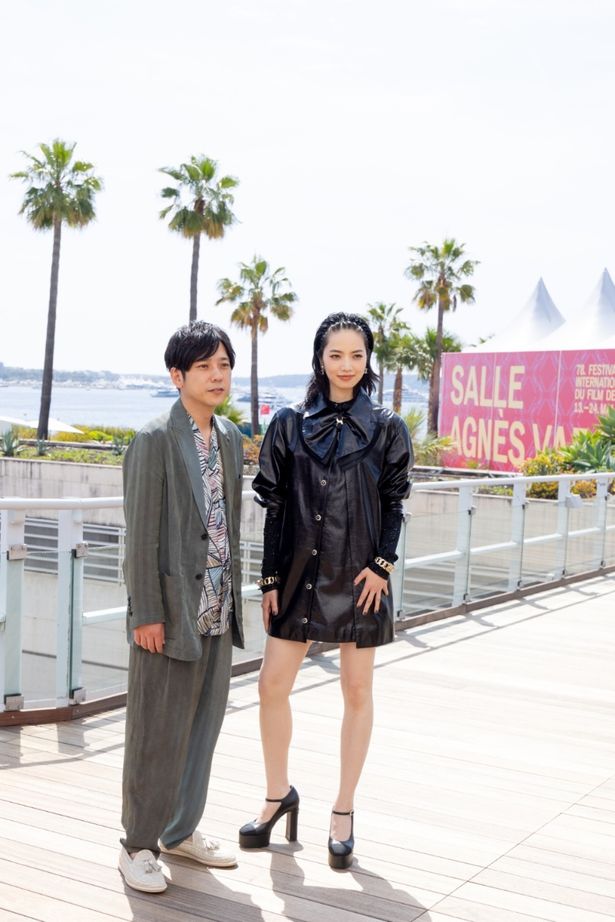 フォトコール後に記念撮影をする二宮和也と小松菜奈