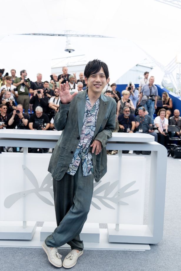 カジュアルなスーツスタイル姿の二宮和也