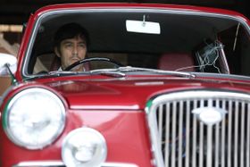 相棒である赤いウーズレーに乗る野原