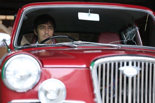 相棒である赤いウーズレーに乗る野原