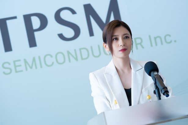 アリッサ・チアが台湾の大企業の幹部リンネをを演じる