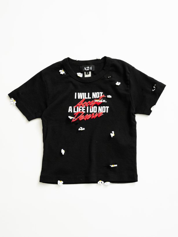 「Pillings」の「I WILL NOT A LIFE I DO NOT Accept Deserve(私らしくない⼈⽣は受け⼊れない)」とマキシーンのセリフを刻んだTシャツ