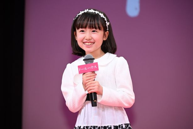 鈴木真衣役の池村碧彩